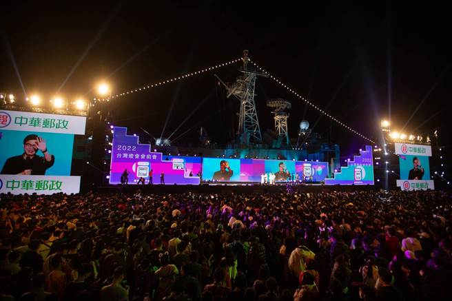 高雄跨年晚会开始，高雄巿长陈其迈透过5G讯号连线到蓬莱舞台。（袁庭尧摄）