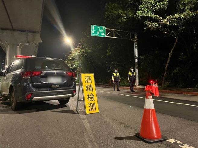內湖分局員警在成功路五段執行取締酒駕勤務。(翻攝照片／林郁平台北傳真）