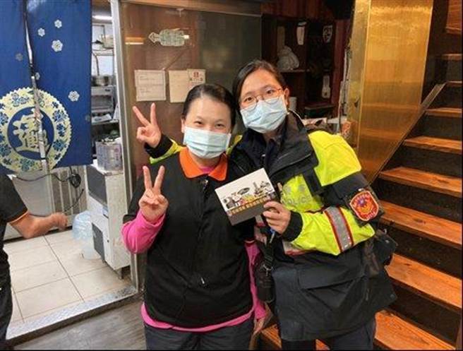 員警到轄內易飲酒處所宣導酒後不駕車觀念。(翻攝照片／林郁平台北傳真）