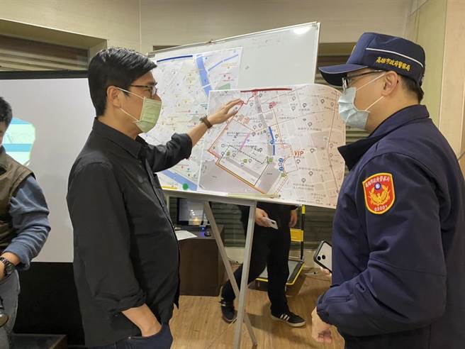 高雄市长陈其迈在高流舞台致词后，突袭警方跨年晚会前进指挥所，关心跨年晚会的交通状况，询问盐埕分局蔡鸿文交通是否顺畅。（石秀华摄）