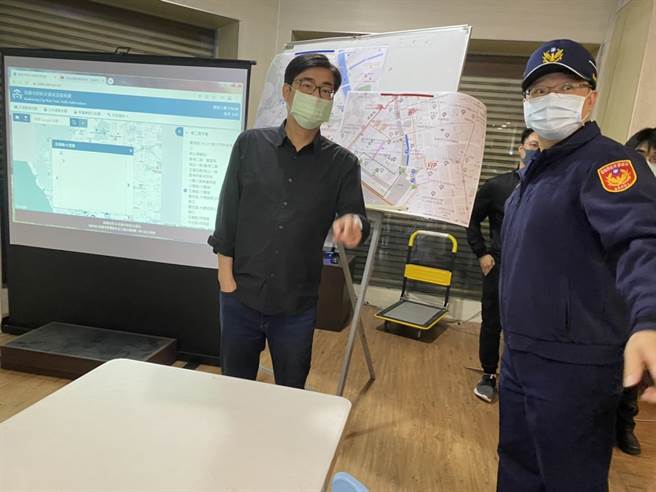 高市长陈其迈突袭盐埕分局所设的跨年晚会前进指挥所，分局长蔡鸿文向陈其迈解释交通状况。（石秀华摄）