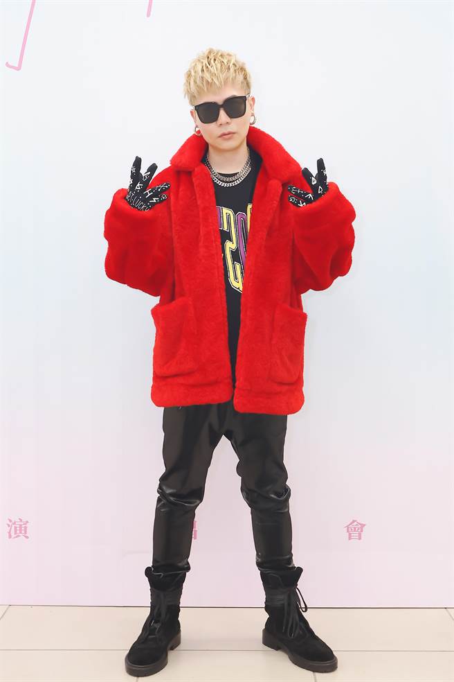 萧秉治担任五月天「好好好想见到你」高雄跨年演唱会开场嘉宾。(相信音乐提供)