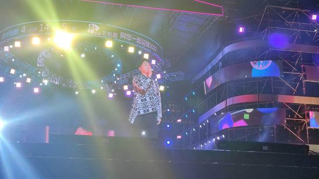 韦礼安稍早在台上演唱歌曲。（赖佑维摄）