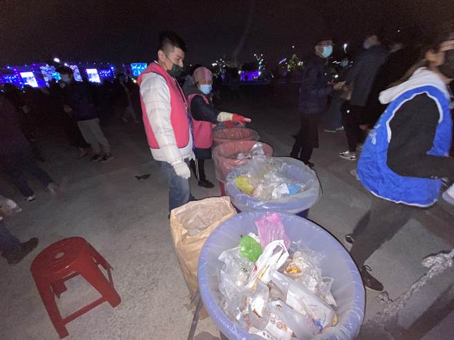 民眾将饮料与食物丢进垃圾桶，不能带进场内。（卢金足摄）