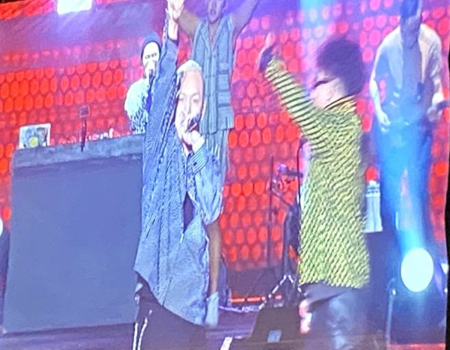 台中跨年晚会「2022虎彩缤纷 闪耀台中跨年夜」，由本土天团玖壹壹开场，连续飙唱6首快歌。（卢金足摄）　