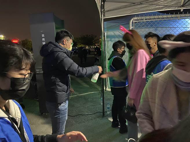 台中市府新闻局长黄国玮表示，防疫措施滴水不漏，为让民眾在6个入口快速进场，加派人手为进场民眾量额温、酒精消毒。（卢金足摄）