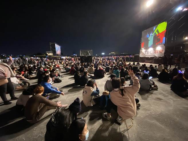 跨年晚会才开始1小时，主持人阿Ken已在台上宣布进场人数已经10万人。（卢金足摄）