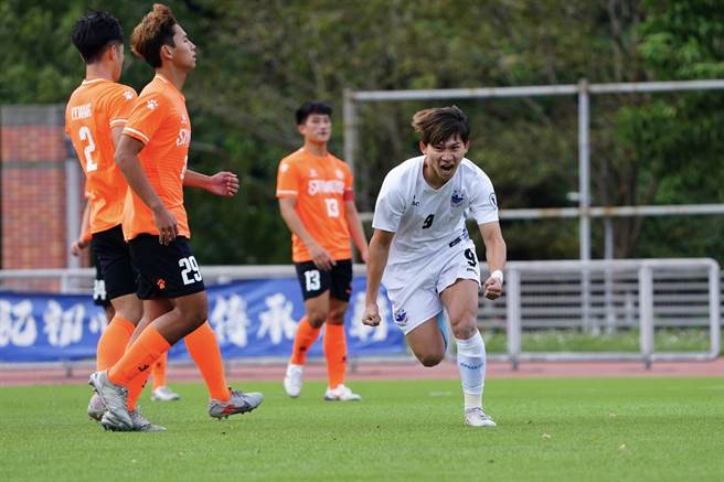 铭传大学蓝浩宇（右）下半场罚进12码球后狂奔庆祝，台北展逸天行者球员只能徒呼负负。（中华足协提供）