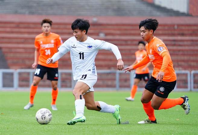 铭传的两颗进球都有陈仕勛（中）的贡献。（中华足协提供）