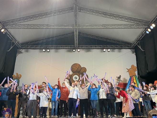 新北市政府今（31日）在淡水渔人码头举办「光耀新北–1314就爱你跨河烟火」。（新北市文化局提供）