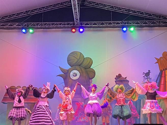 新北市政府今（31日）在淡水渔人码头举办「光耀新北–1314就爱你跨河烟火」。（新北市文化局提供）