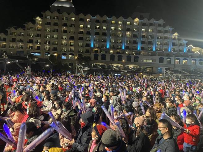 新北市政府今（31日）在淡水渔人码头举办「光耀新北–1314就爱你跨河烟火」。（新北市文化局提供）