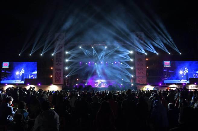 南投縣政府在清境商場及南投體育館同步舉辦跨年晚會，雙主場設定在體育館有豆花妹、翁立友、高慧君等大牌歌手，清境高山跨年由徐小可主持，除了有吳亦帆、北原山貓、曾靜玟、阿Ben等大咖現場高歌外，還有原住民團體展開勁歌熱舞炒熱氣氛。(縣府提供／吳建輝南投傳真)