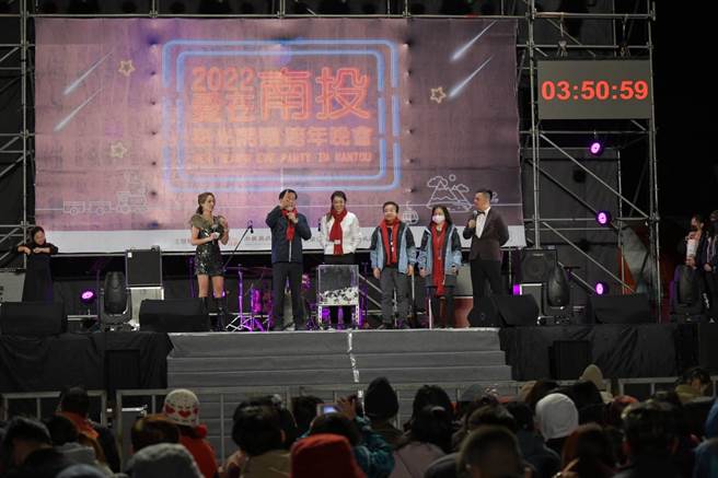 南投縣長林明溱、立委許淑華也現身南投體育館與民眾同歡，現場還有摸彩活動，最大獎是電動機車。(縣府提供／吳建輝南投傳真)