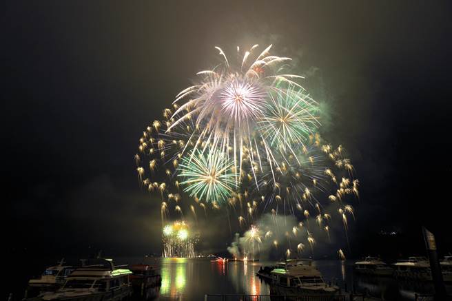 日月潭國家風景區管理處打造「跨年雙主場煙火秀」，晚間8點在水社碼頭率先展開「2022潭情說愛你跨年晚會」，一系列的歌舞表演、文創市集。(日管處提供／吳建輝南頭傳真)
