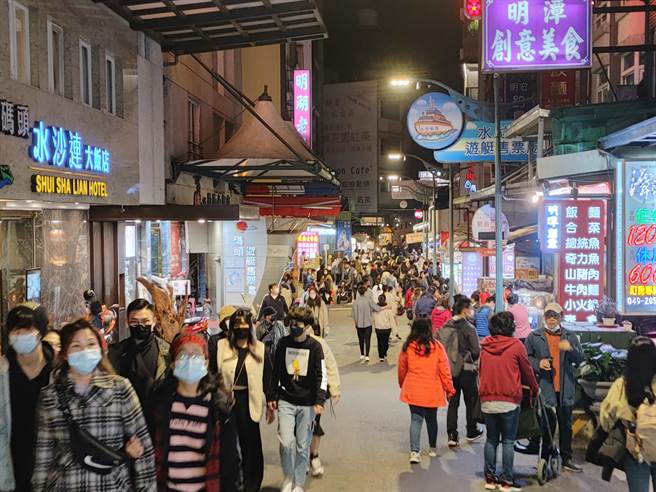 下午水社碼頭開始湧入車潮，整個水社商圈滿滿人潮，駐足等候晚間煙火秀。(吳建輝攝)