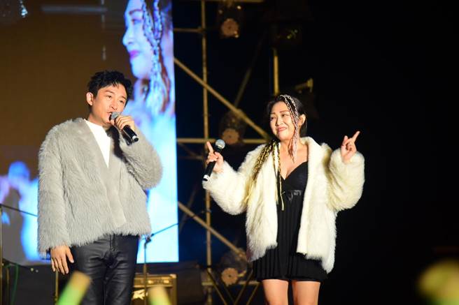  清境高山跨年由徐小可主持，除了有吳亦帆、北原山貓、曾靜玟、阿Ben等大咖現場高歌外，還有原住民團體展開勁歌熱舞炒熱氣氛。(縣府提供／吳建輝南投傳真)