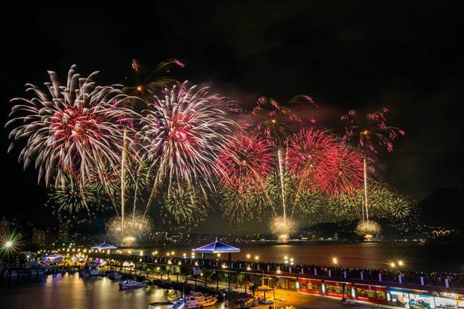 新北市政府今（31日）在淡水渔人码头举办「光耀新北–1314就爱你跨河烟火」。（新北市文化局提供）
