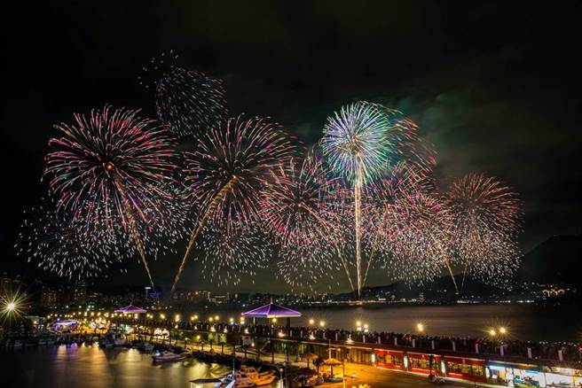 新北市政府今（31日）在淡水渔人码头举办「光耀新北–1314就爱你跨河烟火」。（新北市文化局提供）