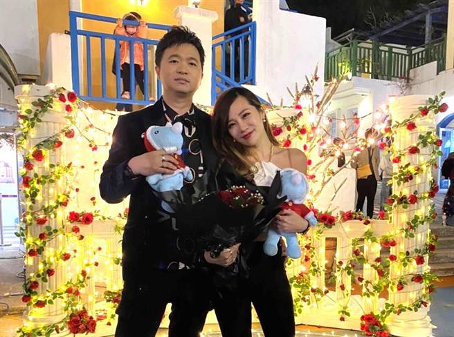 一名男子在义大游乐世界向心仪的女子求婚成功，园方送上一对吉祥物大义作为祝福，谢谢来自台北的游客选择义大游乐世界作为幸福的起点。（义大提供／林瑞益高雄传真）