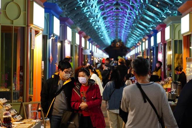 民眾等候义大游乐世界的跨年烟火，在等候时逛摊位。（义大提供／林瑞益高雄传真）