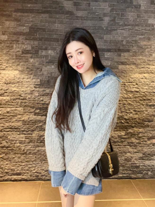 琳恩31日晚上分享跨年穿搭，「下身失踪」风格让老公陈乃荣傻眼问「妳不冷吗」，两人互动又闪瞎一票网友。(图/ 摘自赖琳恩脸书)