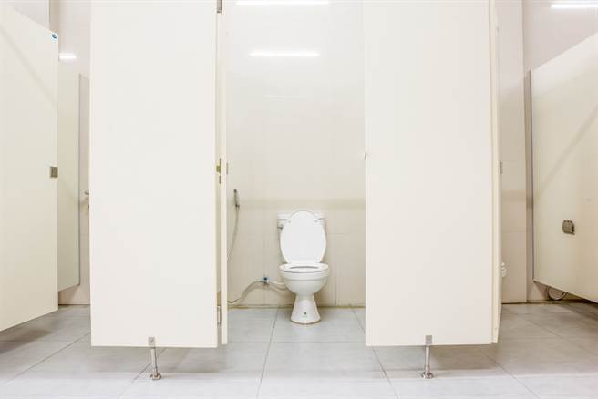 有民眾发现，家乐福的马桶与一般马桶长不一样。（示意图／达志影像）