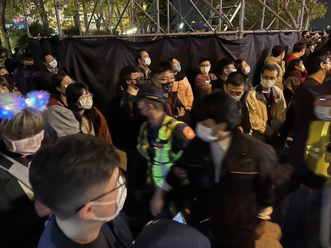 余姓男子在高雄蓬莱舞台参加跨年晚会，趁人挤人之际，偷摸年轻女子的臀部，当场被警方活逮。（袁庭尧摄）