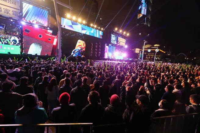  「台北最HIGH新年城–2022跨年晚会」在台北市民广场展开，随着时间越晚现场人潮也越多，大批民眾不畏寒风齐聚台前欣赏艺人演出。(图/中央社)