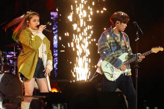 台北市政府31日晚间在府前市民广场举行「台北最HIGH新年城–2022跨年晚会」，多组艺人轮番上阵，乐团「告五人」也登台献唱。左为女主唱犬青、右为男主唱兼吉他手潘云安。(图/中央社)