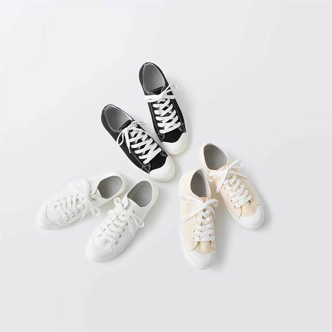 無印良品年度銷售冠軍，撥水加工有機棉舒適休閒鞋，699元。（無印良品提供）