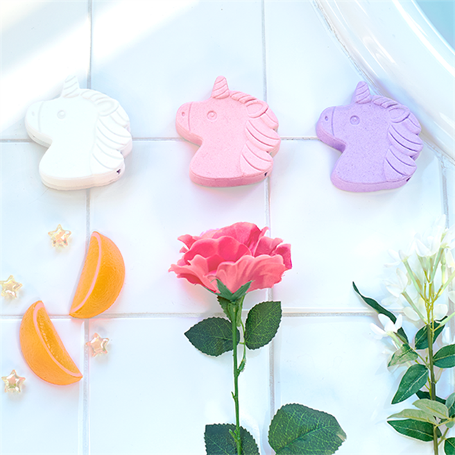 台隆手創館銷售第三名，彩虹入浴劑系列，原價280元，特價198元。（台隆手創館提供）