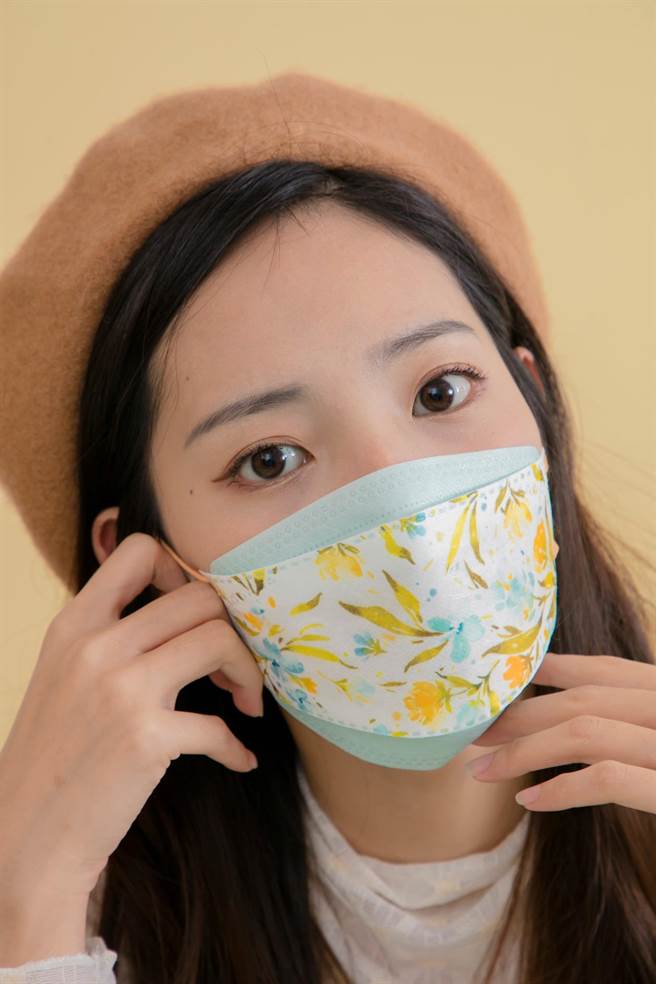 Pinkoi年度熱賣冠軍印花醫療口罩，Meow Illustration KF94立體醫療口罩10入(成人) ，青櫻小草，290元。（Pinkoi提供）