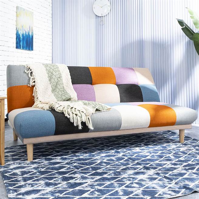 生活工場銷售冠軍，Los colores IV防潑水沙發床，原價9980元，鑽石會員獨享價6999元。（生活工場提供
