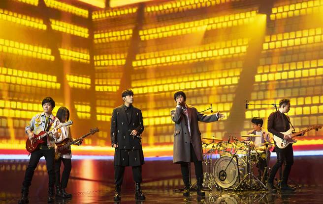 周杰伦、五月天在「五月天陪你跨年演唱会」线上特别版演唱会再度合体演出。（相信音乐提供）