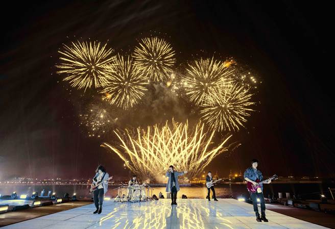 五月天「陪你跨年演唱会」，与全球歌迷一起迎向2022年。（相信音乐提供）