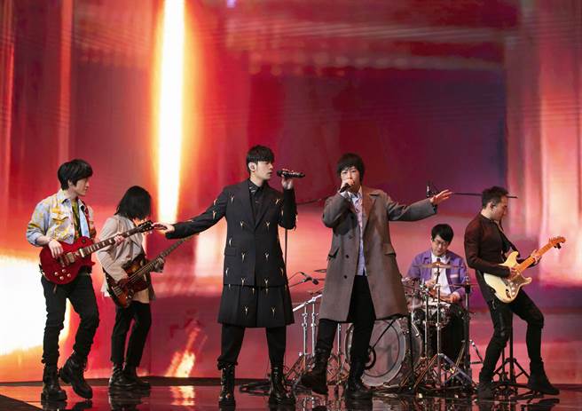 周杰伦、五月天在「五月天陪你跨年演唱会」线上特别版演唱会再度合体演出。（相信音乐提供）