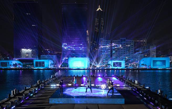 五月天「陪你跨年演唱会」，斥资五千万大成本大制作。（相信音乐提供）