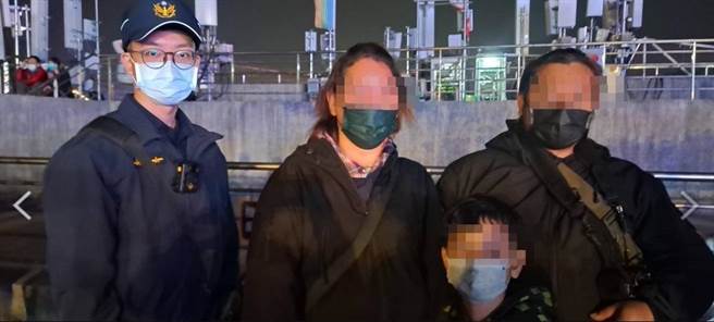 高雄跨年晚会人挤人，7岁男童走失，警方陪伴男童半小时后，男童在茫茫人海中淡定认出父母，一家三口相见欢。（翻摄照片／石秀华高雄传真）