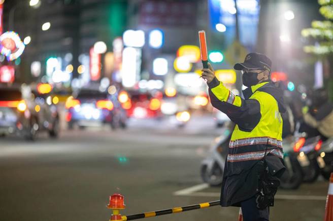 从歌手接力热唱直到凌晨跨年倒数烟火施放，员警无畏寒风执勤的身影，给台中市民难忘且安心的跨年夜。（民眾提供／卢金足台中传真）
