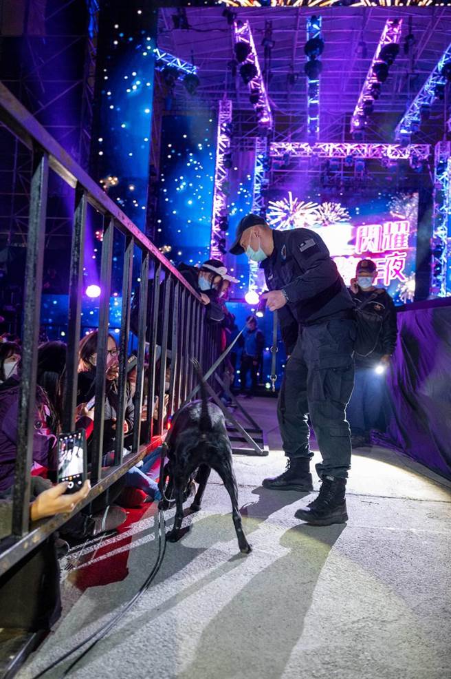警犬队出动侦爆犬、毒品犬，来回巡逻，找寻违禁品或可疑物品。（民眾提供／卢金足台中传真）