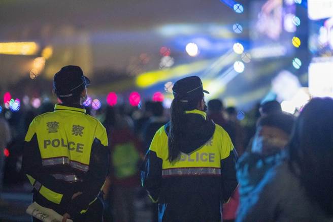 为维护会场安全秩序，配置机动防处警力、更出动保安大队特勤中队、刑警大队、警犬队及少年警察队展开维安。（民眾提供／卢金足台中传真）