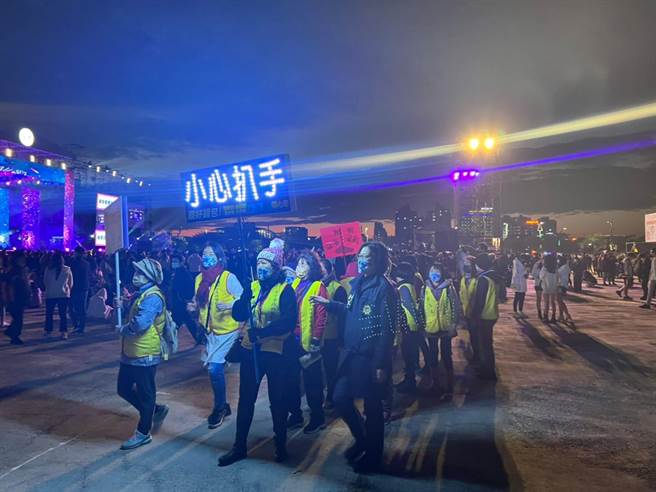 警方提醒民眾在欢庆跨年夜时，也要注意自身的财物安全，活动散场时切勿酒驾，才能快乐出门，平安回家。（民眾提供／卢金足台中传真）