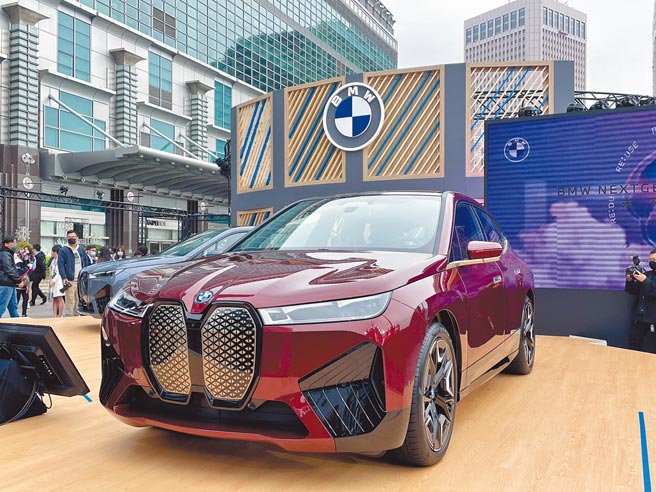 BMW豪華電動休旅車iX趕在年底前在台上市，但也宣布2022年度的600輛配額已完售，提前預售2023年式車款。圖／陳信榮