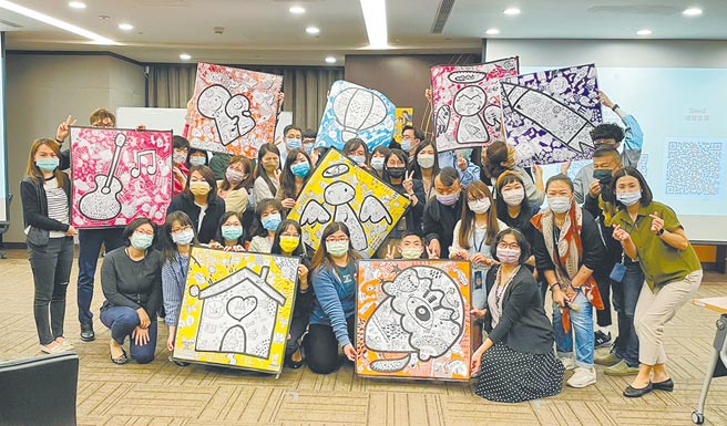 全球人寿携手国立台湾科技大学举办「职场共画探索术 艺起成为纸上魔法师」，透过「职场爱之语」共画活动，让同仁达到疗癒效果。图／全球人寿提供
