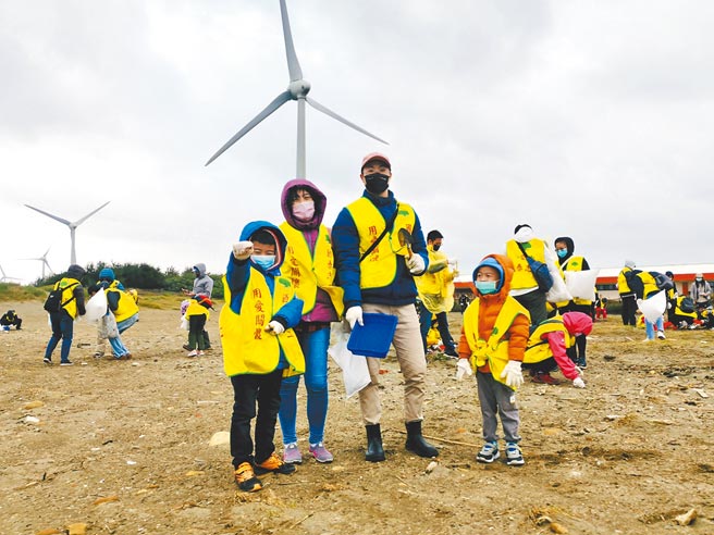 国泰世华银行今年净滩活动首度号召亲子共同参与，共有200多名志工及眷属响应，捡拾171公斤垃圾还原美丽海岸。图／国泰世华银行提供