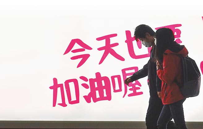 航运、金融、半导体产业传出年终奖金大爆发，而不少行业受疫情影响，年终大缩水，造成几家欢乐几家愁，民眾衹能继续加油。（姚志平摄）