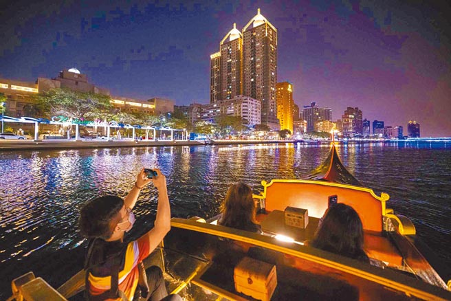 高市观光局推荐5条跨年热门游程，其中可搭乘爱河贡多拉船。（高市观光局提供／柯宗纬高雄传真）