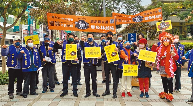 罷昶總部領銜人周世雄、總指揮姚冠均30日率40餘人至台北捷運龍山寺站1號出口前宣講，高喊罷免立委林昶佐，多名國民黨代表也前往支持。（黃婉婷攝）