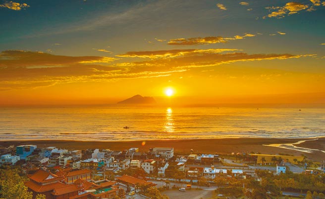 迎接2022年第一道曙光，東北角管理處邀請民眾前往宜蘭縣頭城外澳服務區，參加龜山朝日活動。（東北角管理處提供／李忠一宜蘭傳真）